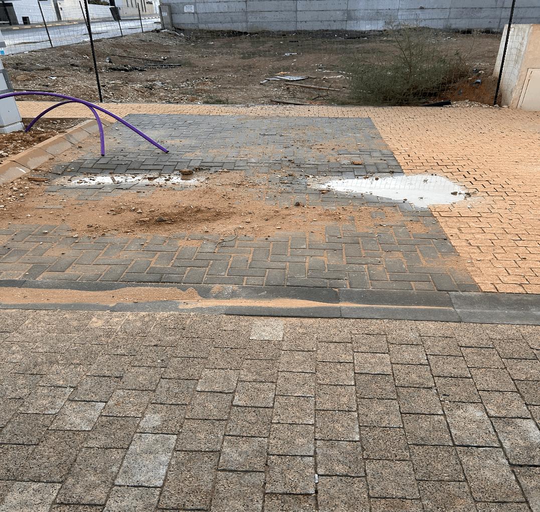 מדרכות שבורות מכל עבר. קרדיט - צילום פרטי