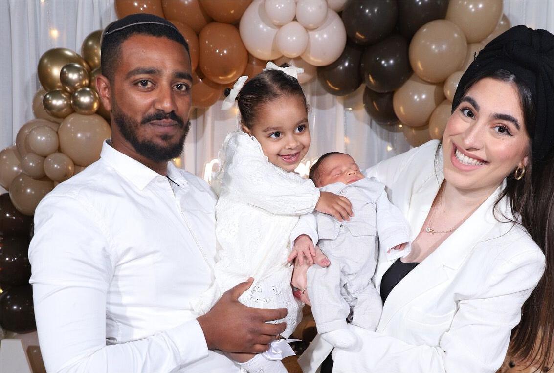 הודיה ואוריאל ז"ל עם הילדים. צילום: פרטי