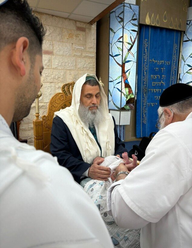 הרב ניר בן ארצי, הסנדק. צילום: מיכל קירקובסקי
