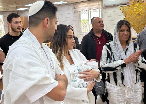 דנה לפידות ברנס עם הבעל יוסי והבן ריף מצליח. צילום: מיכל קירקובסקי