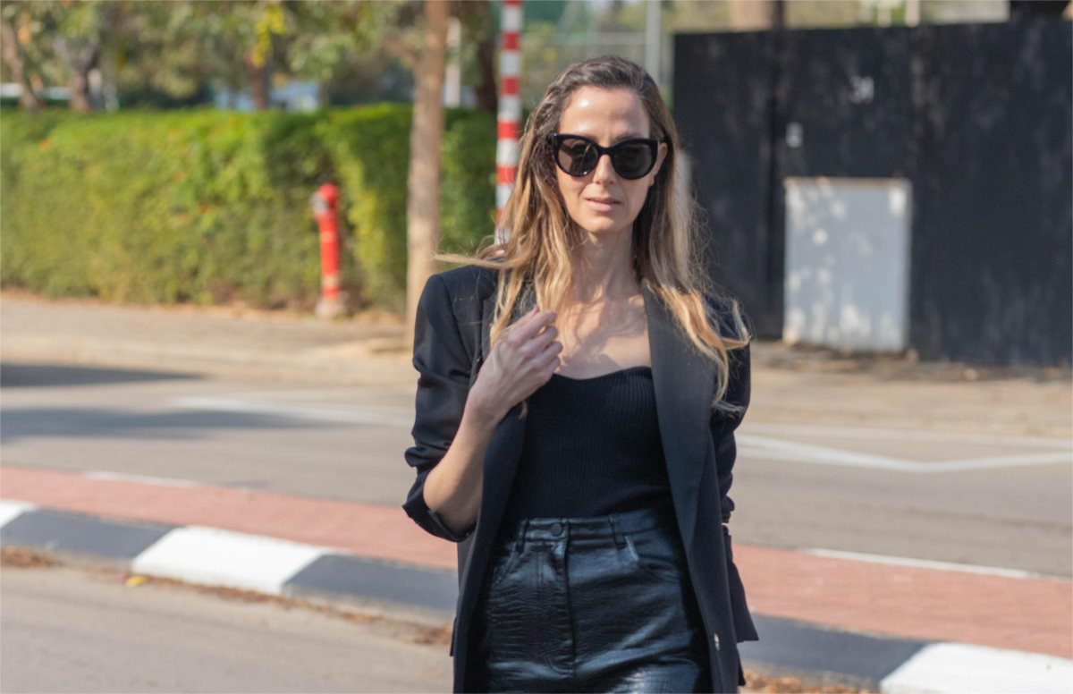 ג'קט שחור - תמיד בחירה נכונה, פריט קלאסי, על זמני שתוכלי לשלב במלתחה. צילום: מור קופלר