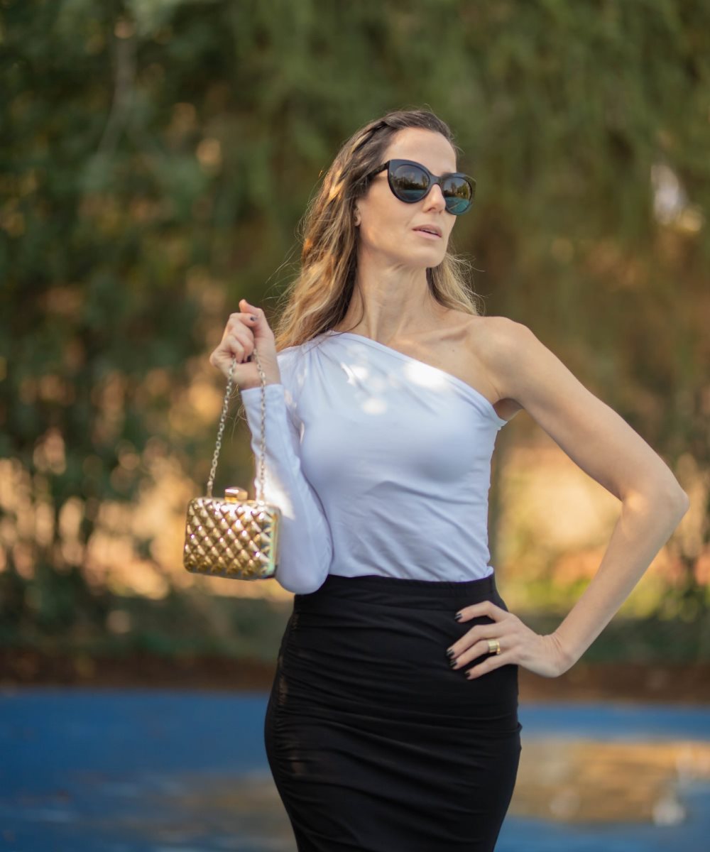 חולצה לבנה ואסימטרית בשילוב שחור לבן - תמיד יהיה רלוונטי. צילום: מור קופלר