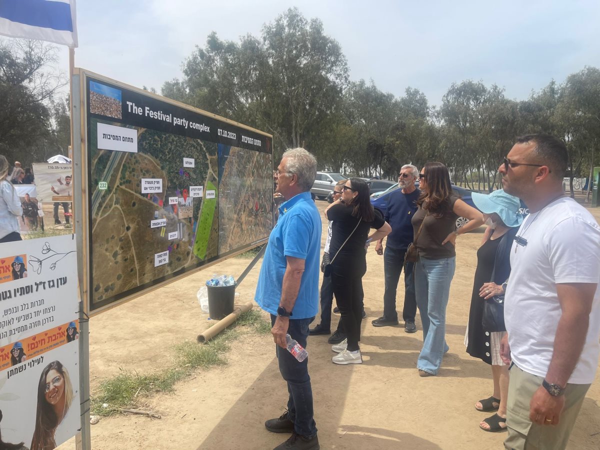 חברי אגודת הידידים בסיור בכפר עזה עם שמעון אלקבץ. קרדיט - יח''צ