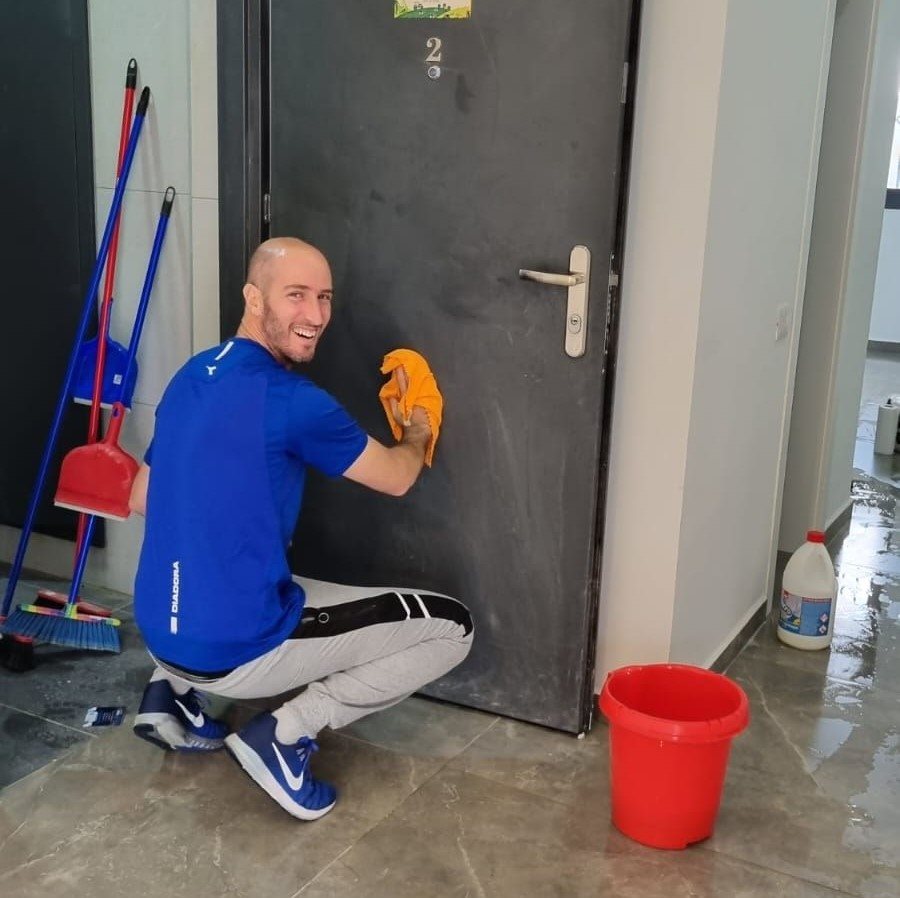 מנקים ועוזרים לאחר. קרדיט - התעשייה האווירית