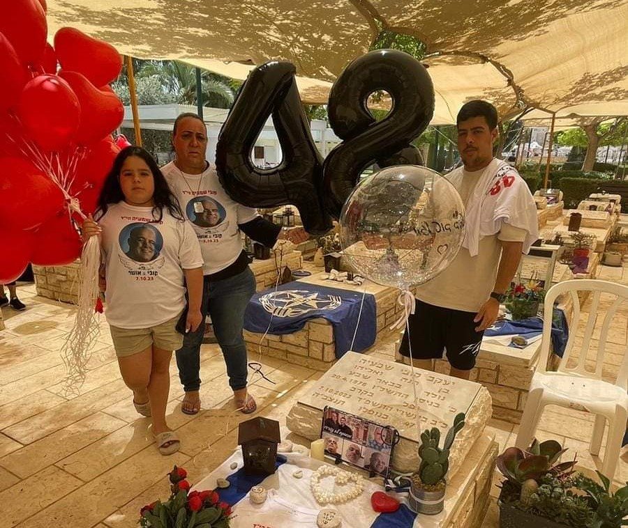 יום הולדת לאבא קובי בבית העלמין. צילום: פרטי