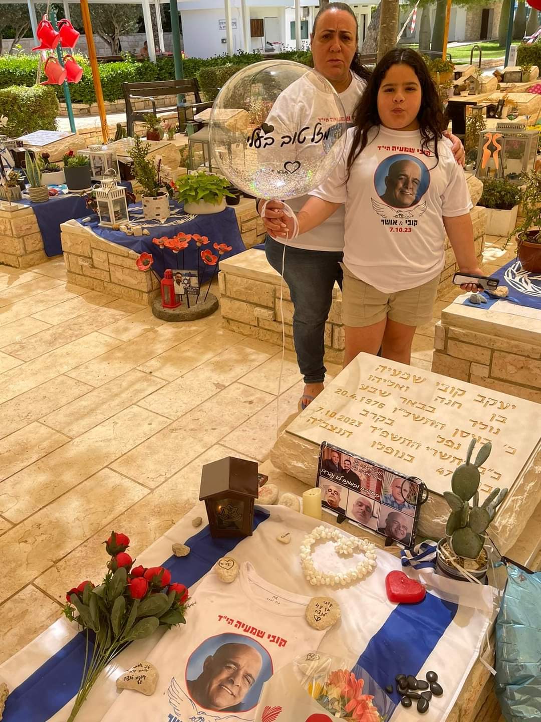 אבלין ובתה בבית העלמין. צילום: פרטי