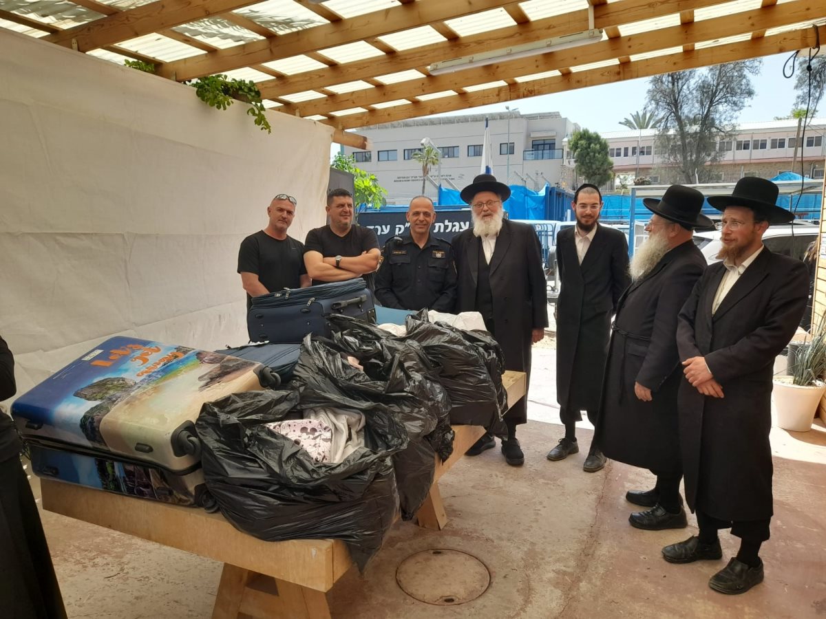 המשפחה עם הציוד שהושב לה. קרדיט דוברות המשטרה