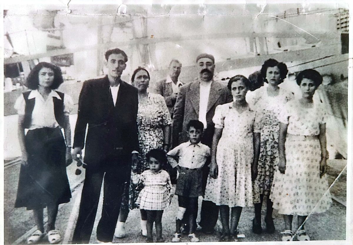ראשונה משמאל עם משפחתה בעלייה לארץ. קרדיט - צילום פרטי