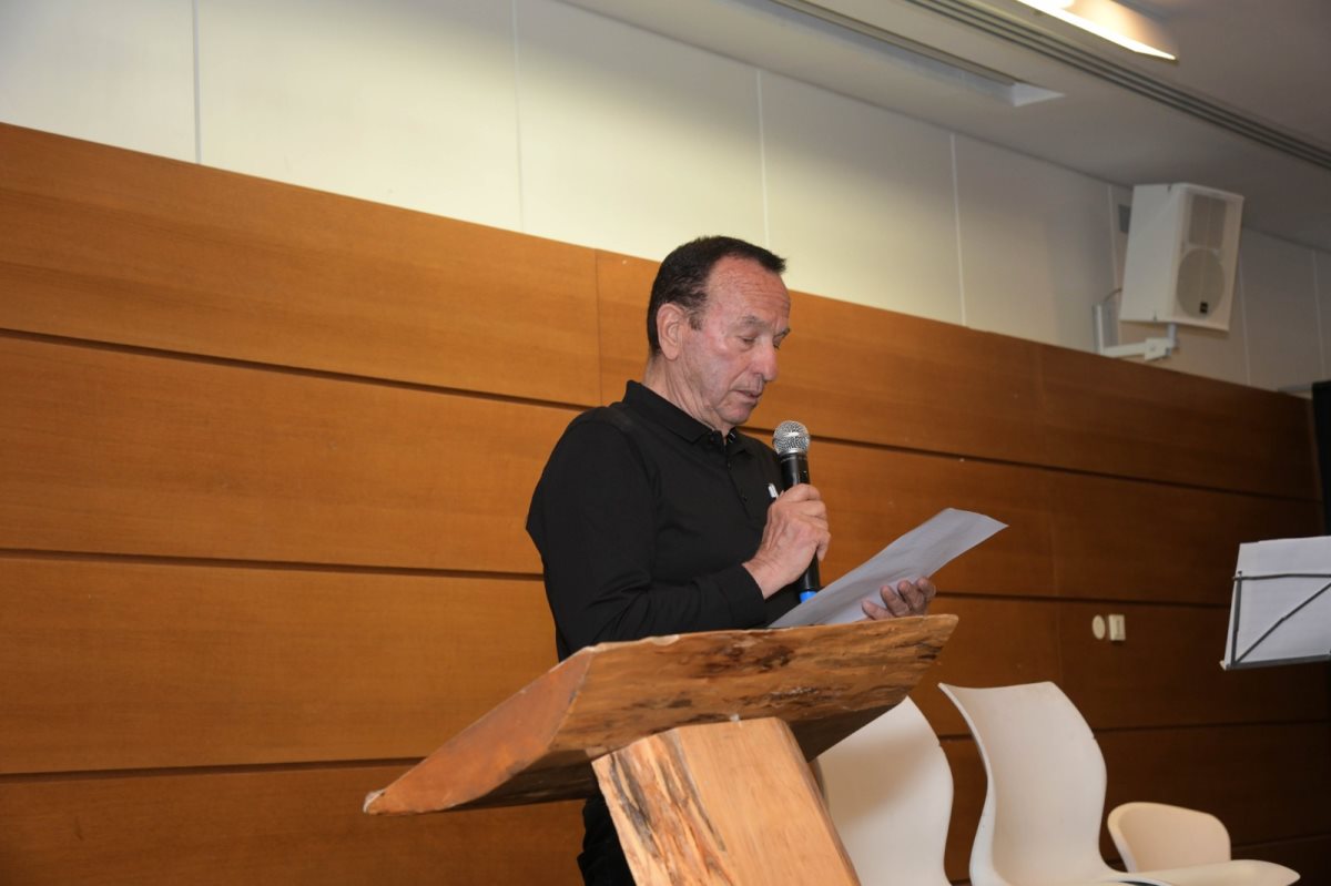 אורי בינדר קורא משיריו. צילם: דודו גרינשפן