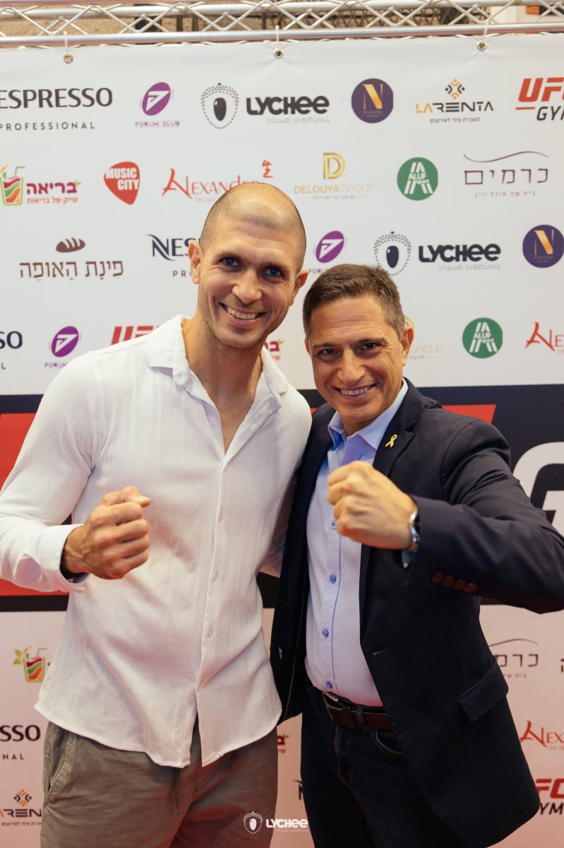 מושיק בן שימול וראש העיר, רוביק דנילוביץ. צילום: ליצ'י