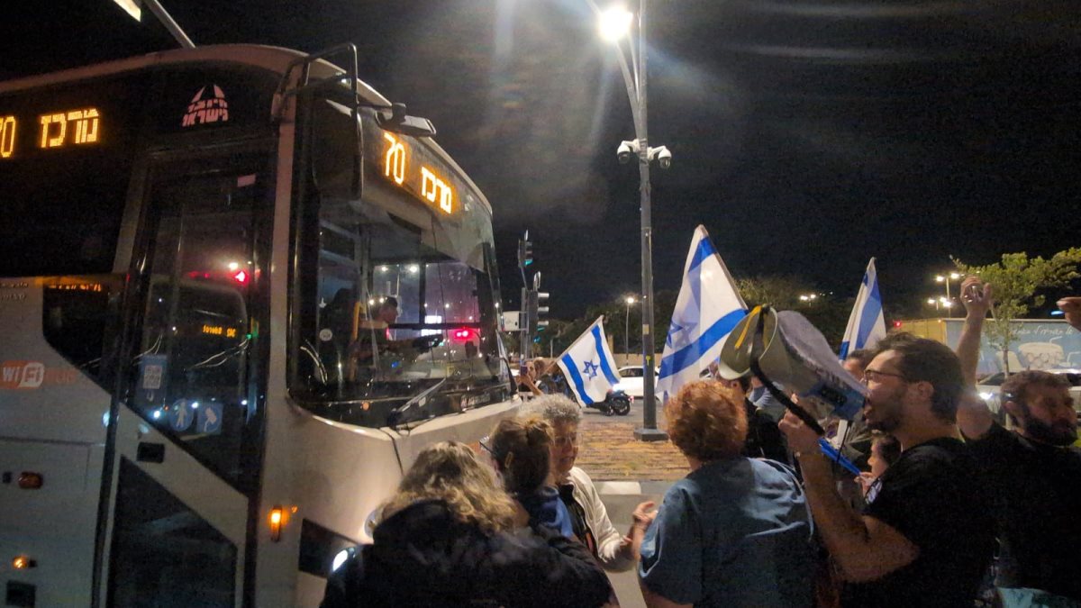 21:30: מפגינים טוענים כי נהג אוטובוס כמעט דרס מפגינים  בעודו טוען שבגלל הפגנות הדמוקרטיה יש חטופים. קרדיט תניא ציון וולדקס