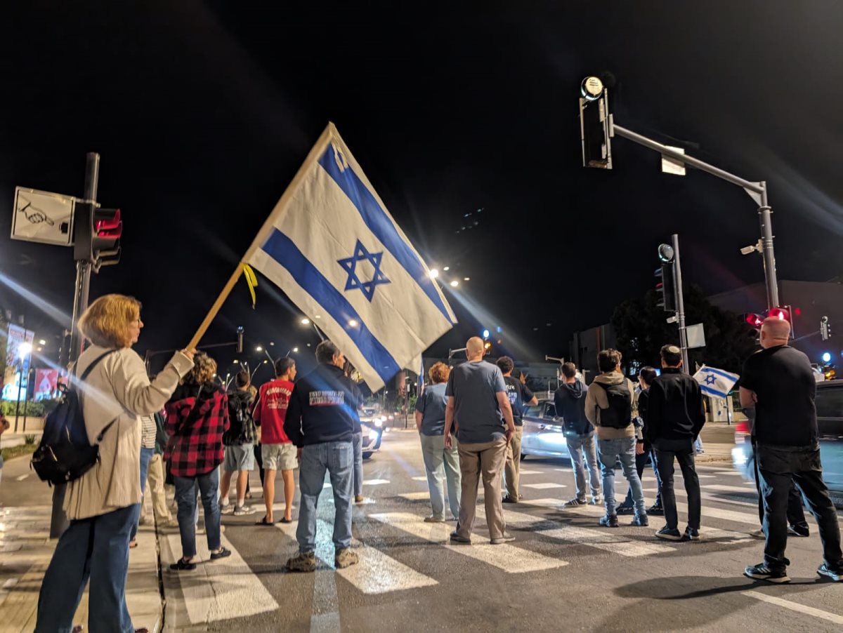 21:23 צומת רגר נחסם לתנועה, כשפקק גדול נוצר במקום