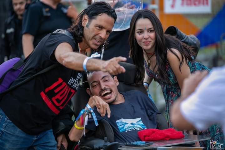 שניר בר חנין וחברים במסיבה. צילום: יוניטי