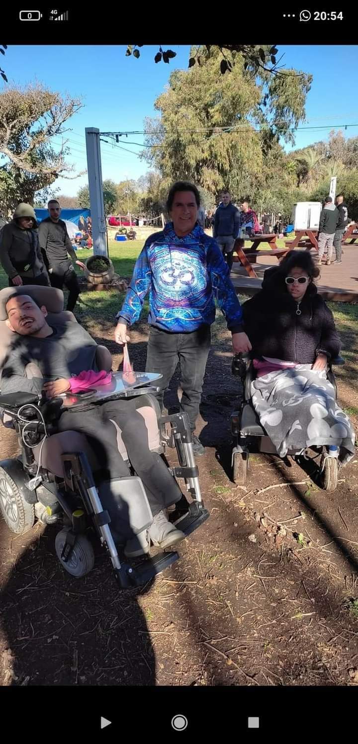 שניר עם אריק ורות פרץ ז"ל. צילום: בן קניזו