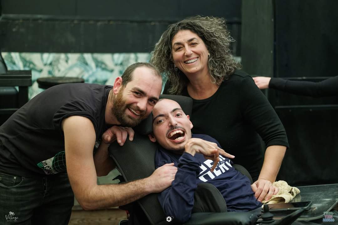 שניר בר חנין עם אמא ורועי פסח השותף. צילום: בן קניזו