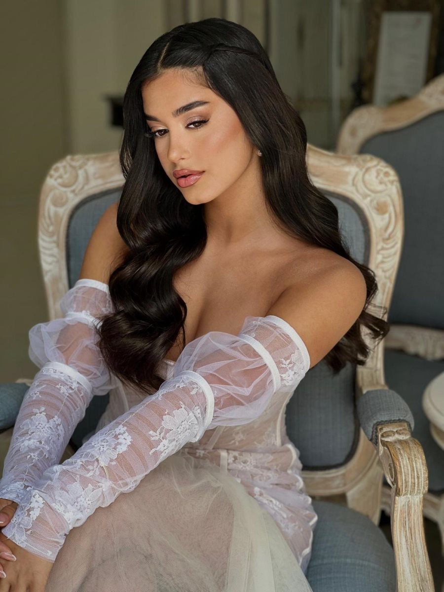 שליו ברדה. עיצוב שמלה: מורן עובדיה. איפור: אופק שנגאוקר. שיער: ליעד זוארץ