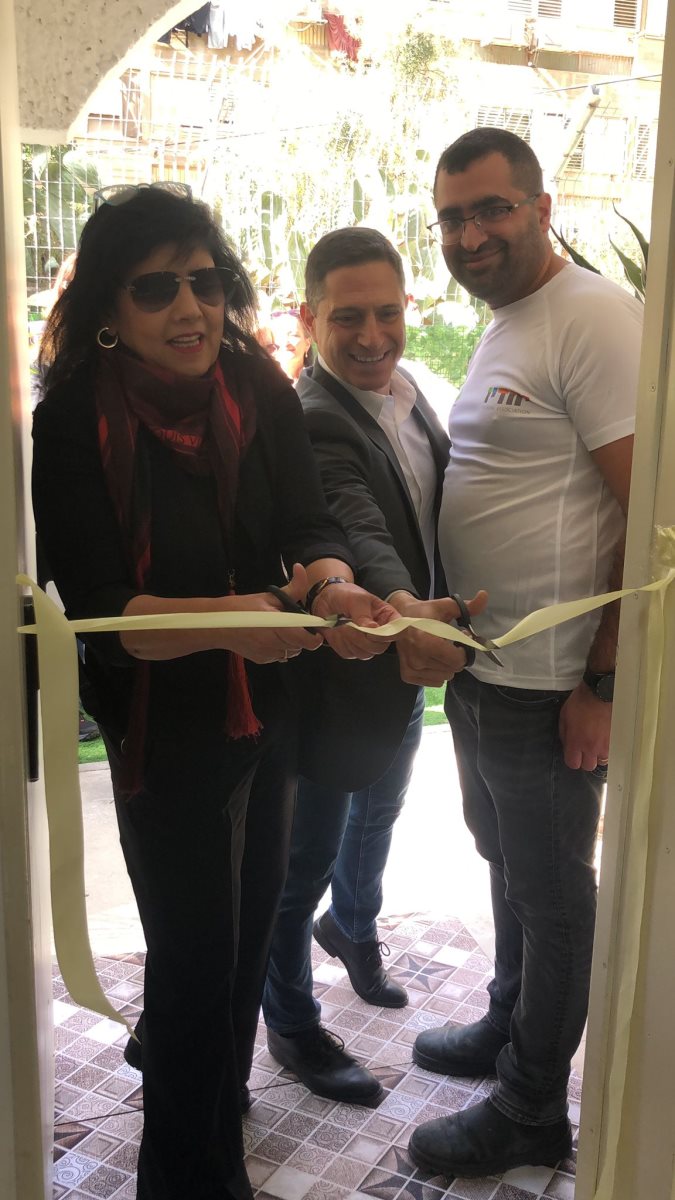 הד״ר אסתר לוצאטו יו״ר עמותת יחדיו וראש העיר רוביק דנילוביץ גוזרים הסרט בכניסה למבנה החדש. קרדיט - יחצ.