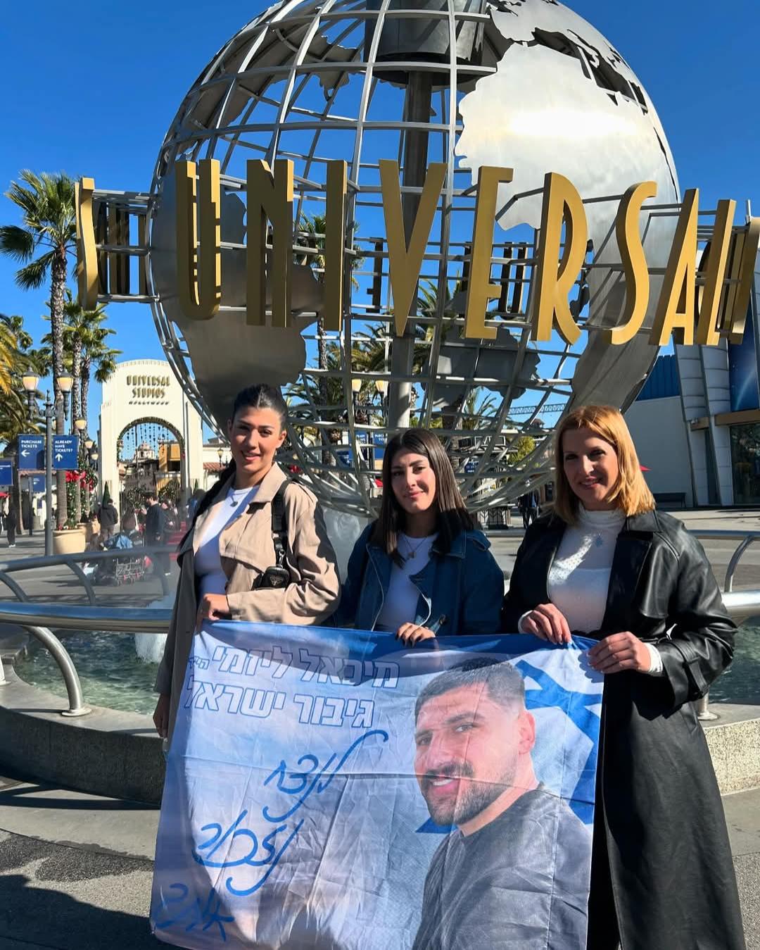 עדי, שני ואור ליזמי מחזיקות את תמונתו של מיכאל ליזמי ז"ל בלוס אנג'לס. צילום: פרטי