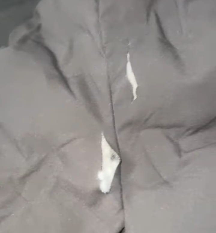 המעיל הקרוע של אחד החשודים לכאורה. קרדיט: תוכן גולשים ע"פ סעיף 27א'