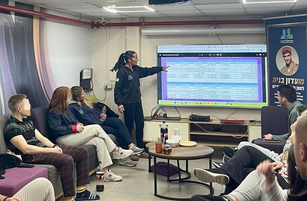 רלי צין בהרצאת מיצוי זכויות לחיילים הבודדים. קרדיט - אח גדול למען חיילים בודדים