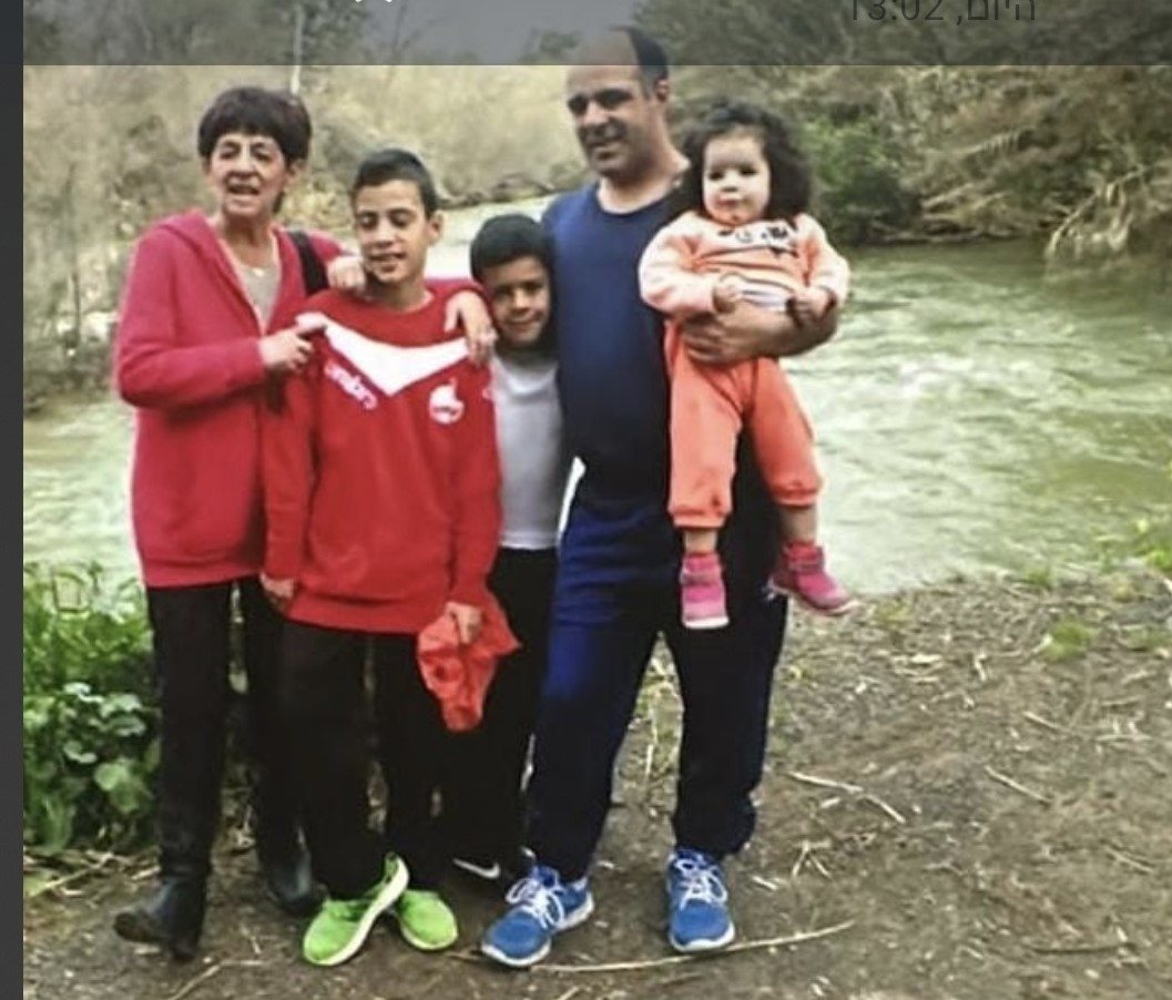 חנה שמעיה ז"ל עם קובי ונכדיה. צילום: פרטי