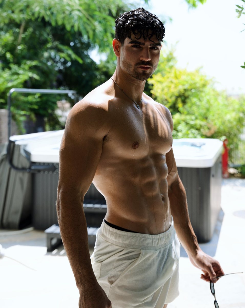 עומר חלבי בתחרות מיס יוניברס. צילום: פרטי