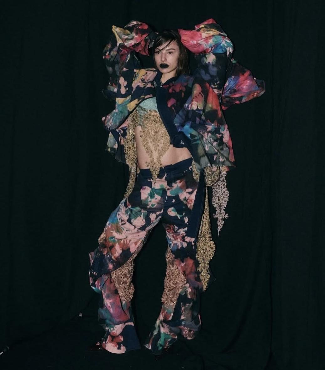 אליענה זקס בבגד של אחיה ז"ל. צילום: מתוך אינסטגרם