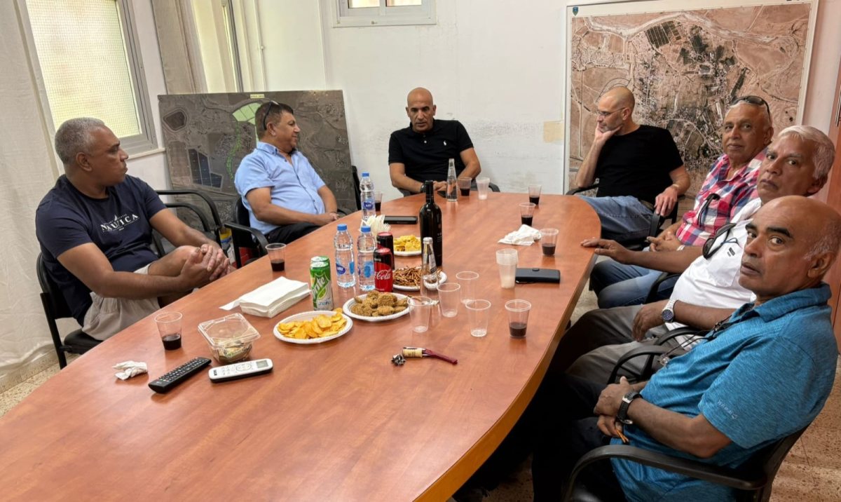 יפרח ורזניק עם חברי ועד המושב. קרדיט: מושב נבטים