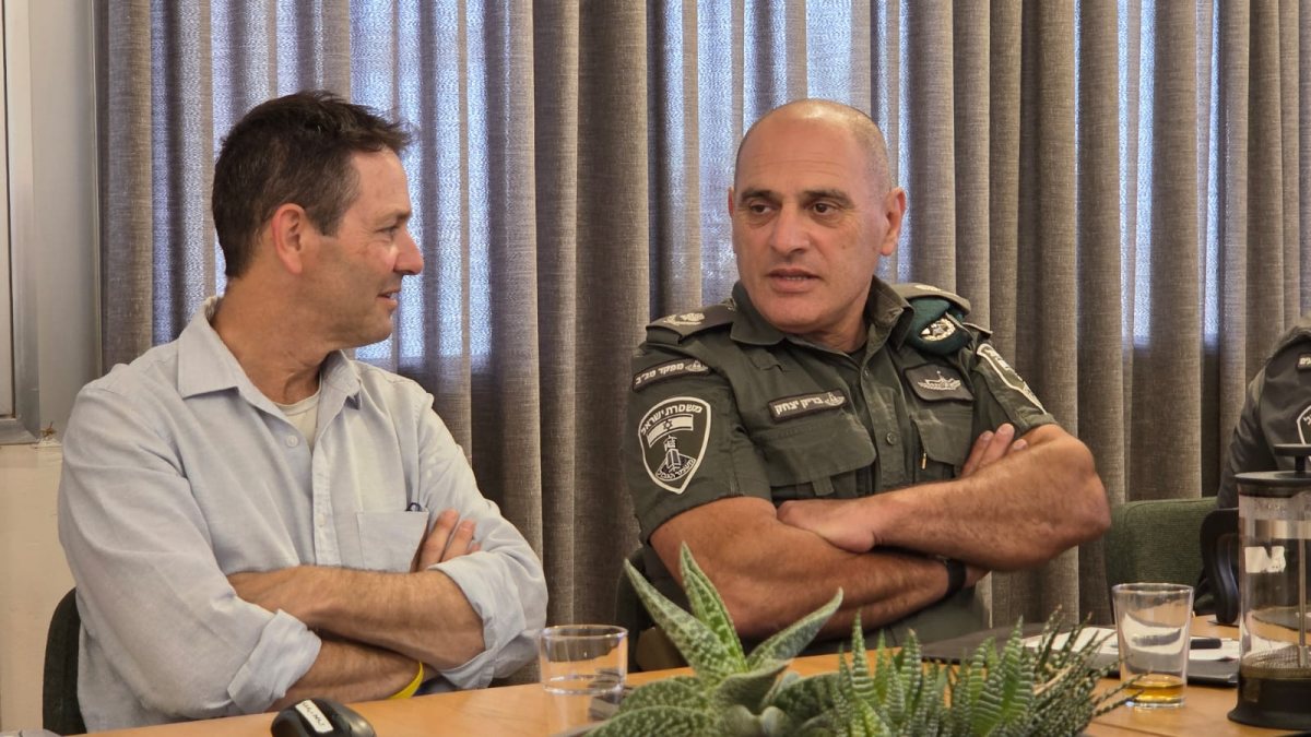 ניצב יצחק בריק וערן דורון. קרדיט - דוברות מועצה אזורית רמת הנגב