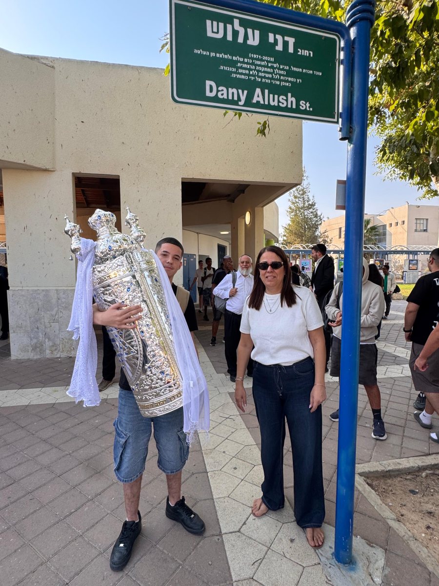 גל עלוש בהכנסת ספר תורה לבעלה דני ז"ל. צילום: יח"צ קמפוס רבין