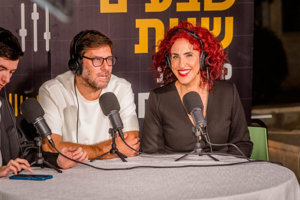 מנהלת בית הספר מיכל בנבנישתי והמורה ליאור לרנר. צילום: רבקה אליהו