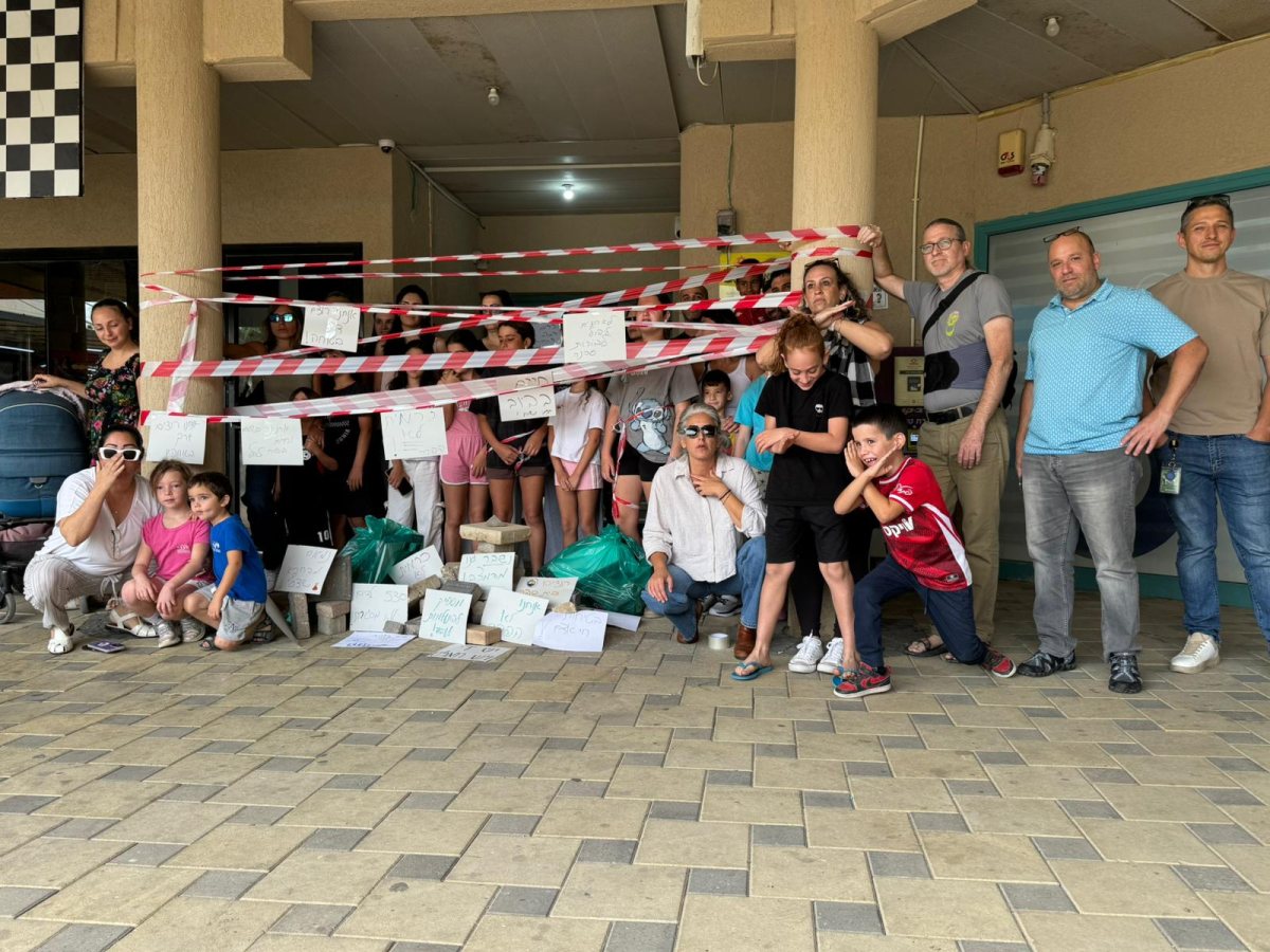 תושבי כרמית, הבוקר מול משרדי מועצת מיתר. קרדיט: צילום פרטי