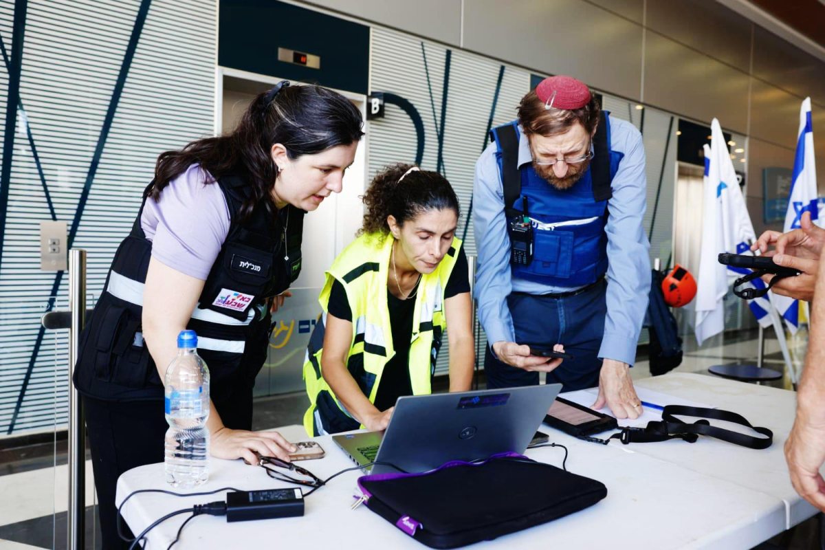 משמאל לימין, ליז עובדיה - המנכלית, ורד גושן - מנהלת אגף אסטרטגיה, בני קשת מנמר