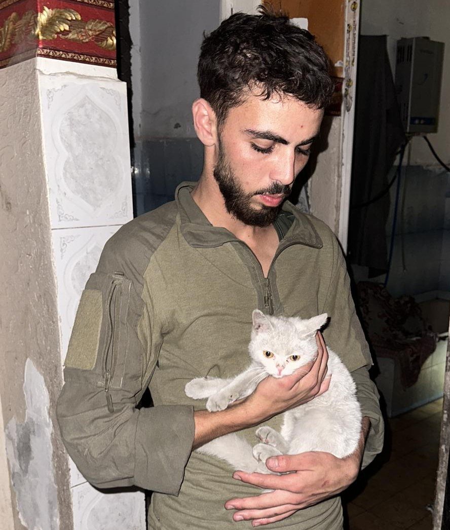 נווה אסולין ז"ל עם החתולה שאימץ בעזה