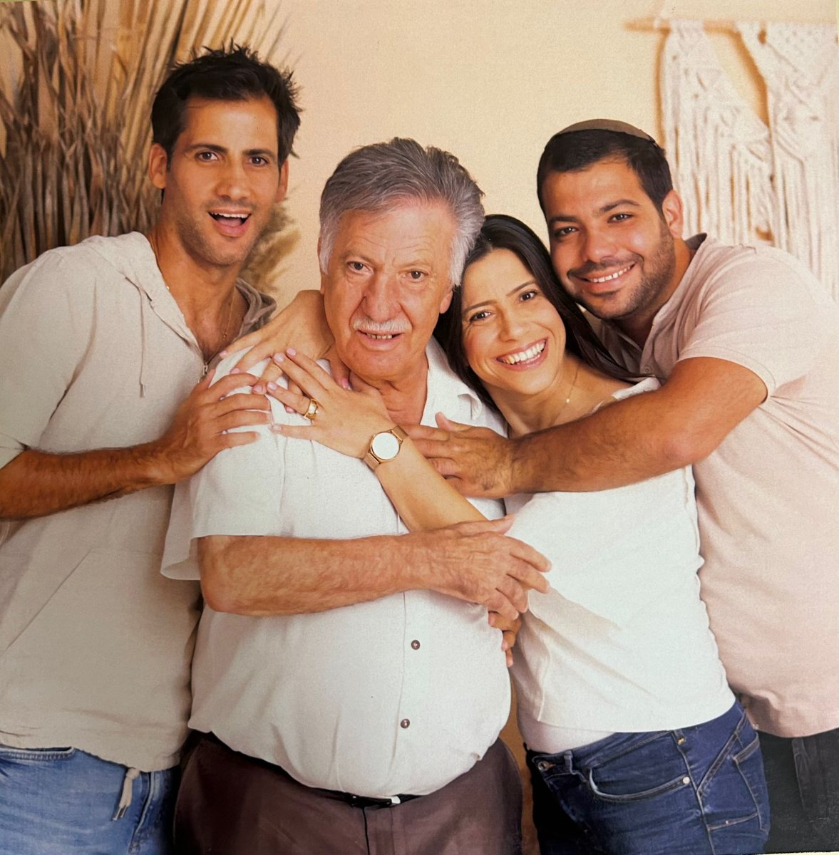 משה ז"ל עם ילדיו. קרדיט: צילום פרטי