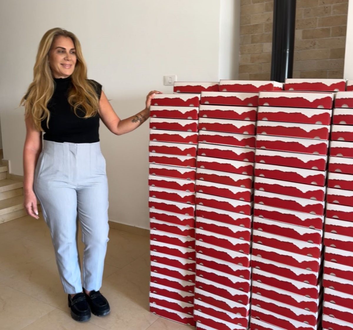 רויטל מימון עם משחקי הקלפים הזוגי שפיתחה. צילום: פרטי