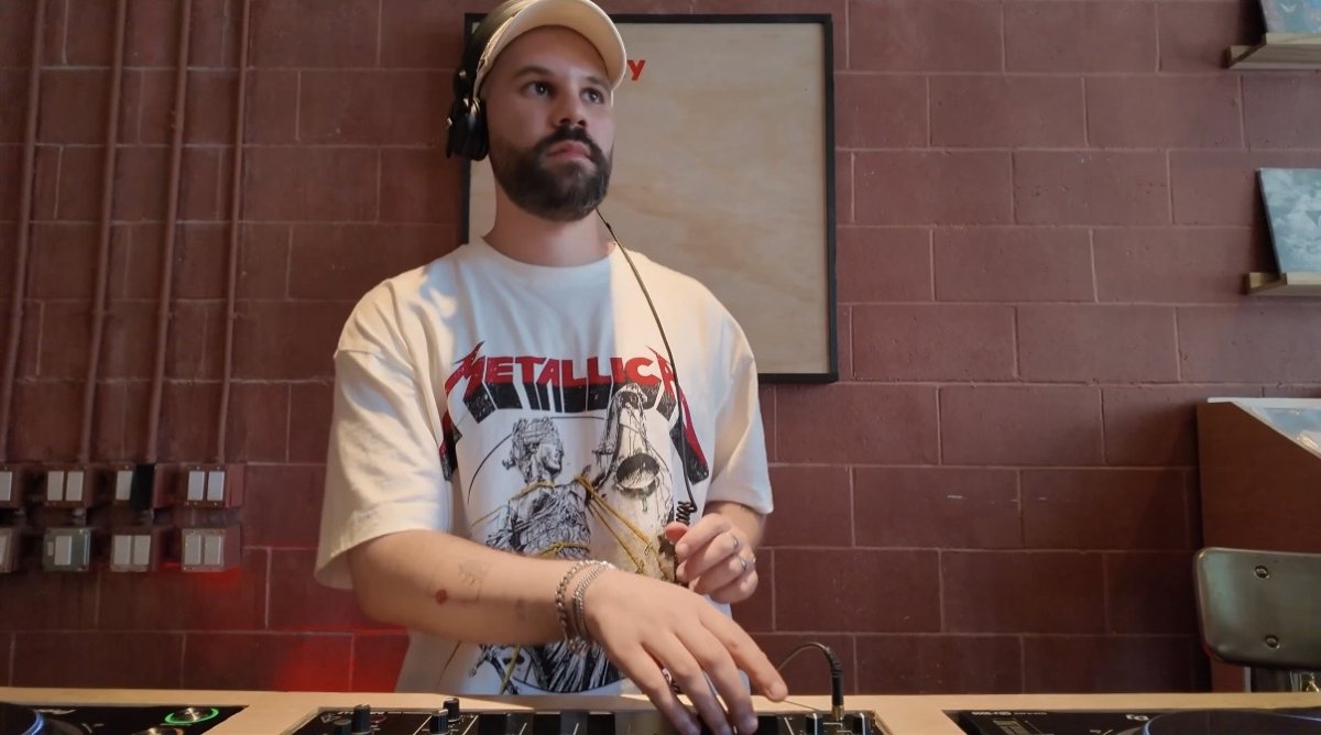 מפיק מוזיקלי ודיג'י סיבוני. צילום: