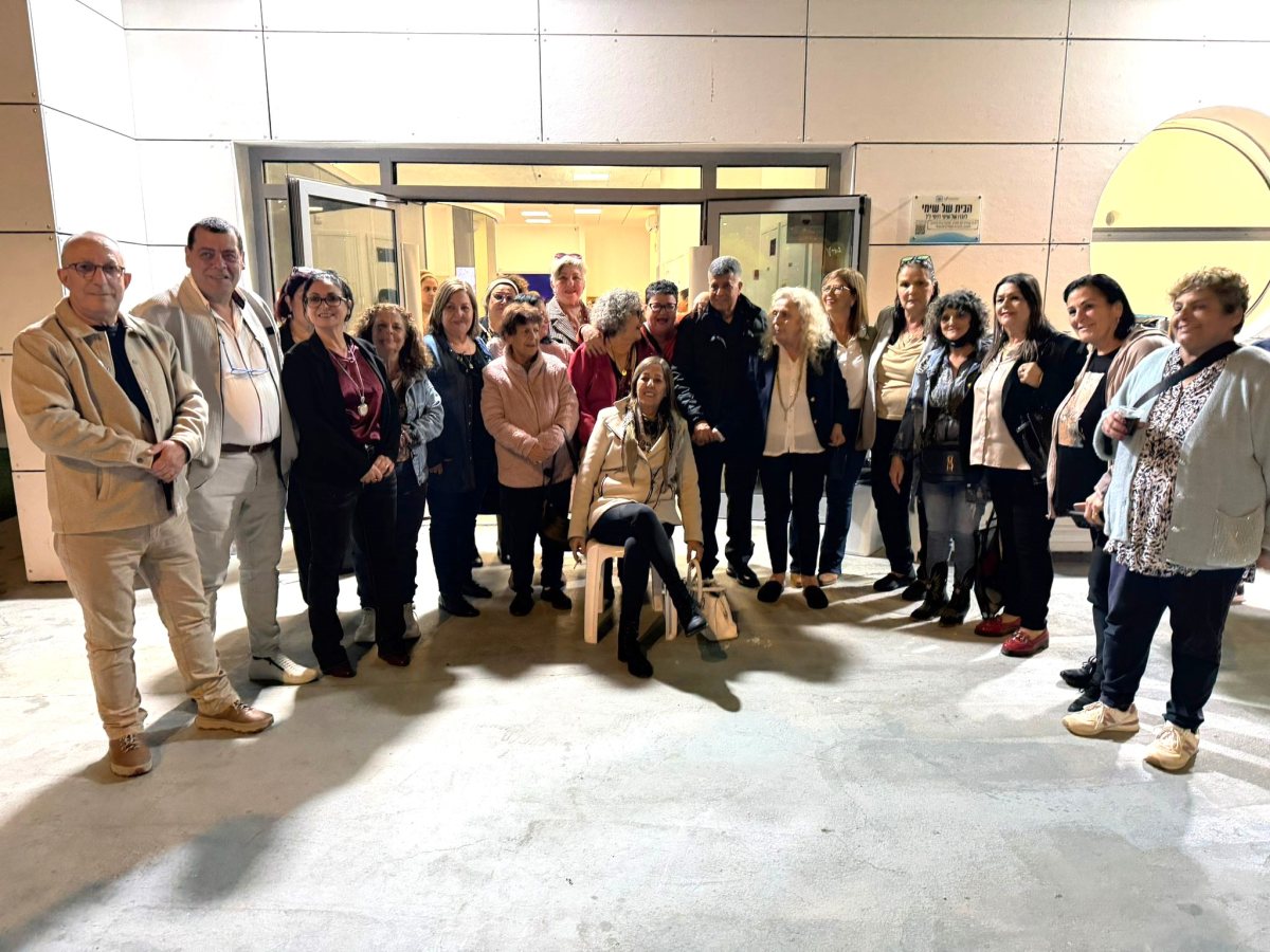 חברים ומשפחה בחניכת הבית של שימי באופקים