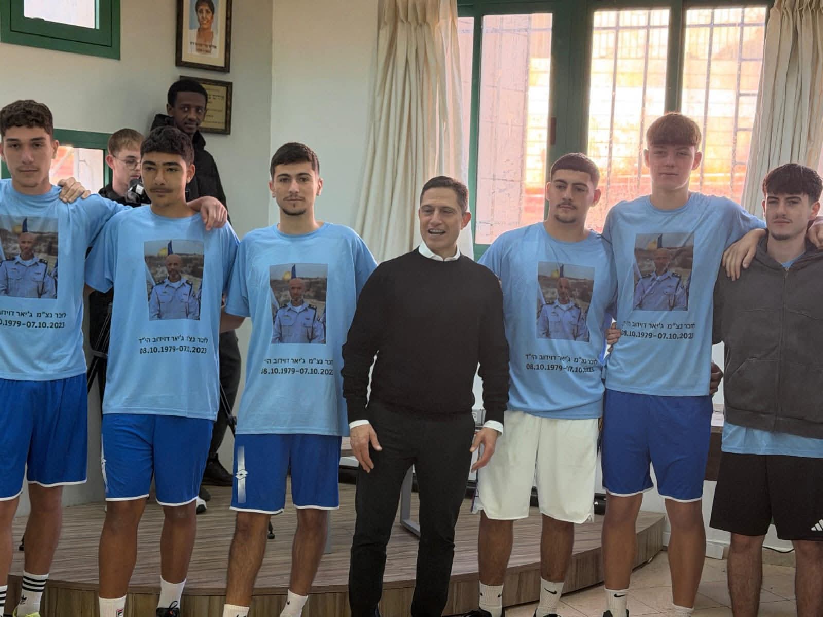 ראש העיר, רוביק דנילוביץ, במשחר הכדורגל לזכרו של  סגן ניצב ג'ייאר דוידוב 