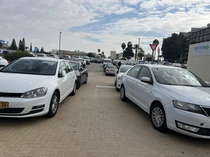 אחד מאזורי החנייה בסורוקה. בלתי אפשרי לצאת. תמונה שהועלתה לרשתות ב-10.2.25. תוכן גולשים, שימוש לפי סעיף 27 א' בחוק זכויות היוצרים