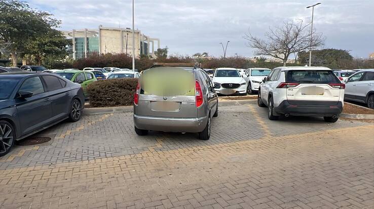 תופס שתי חניות במתחם החנייה של ביה"ח סורוקה. תמונה שהועלתה לרשתות ב-10.2.25. תוכן גולשים, שימוש לפי סעיף 27 א' בחוק זכויות היוצרים
