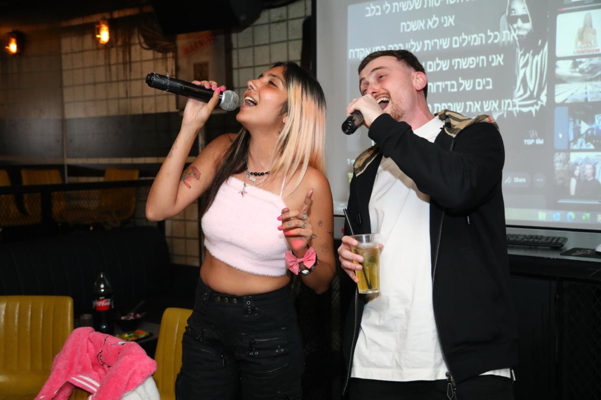 שני וגיא שרים במפגש. צילום: שרה בן אפרים