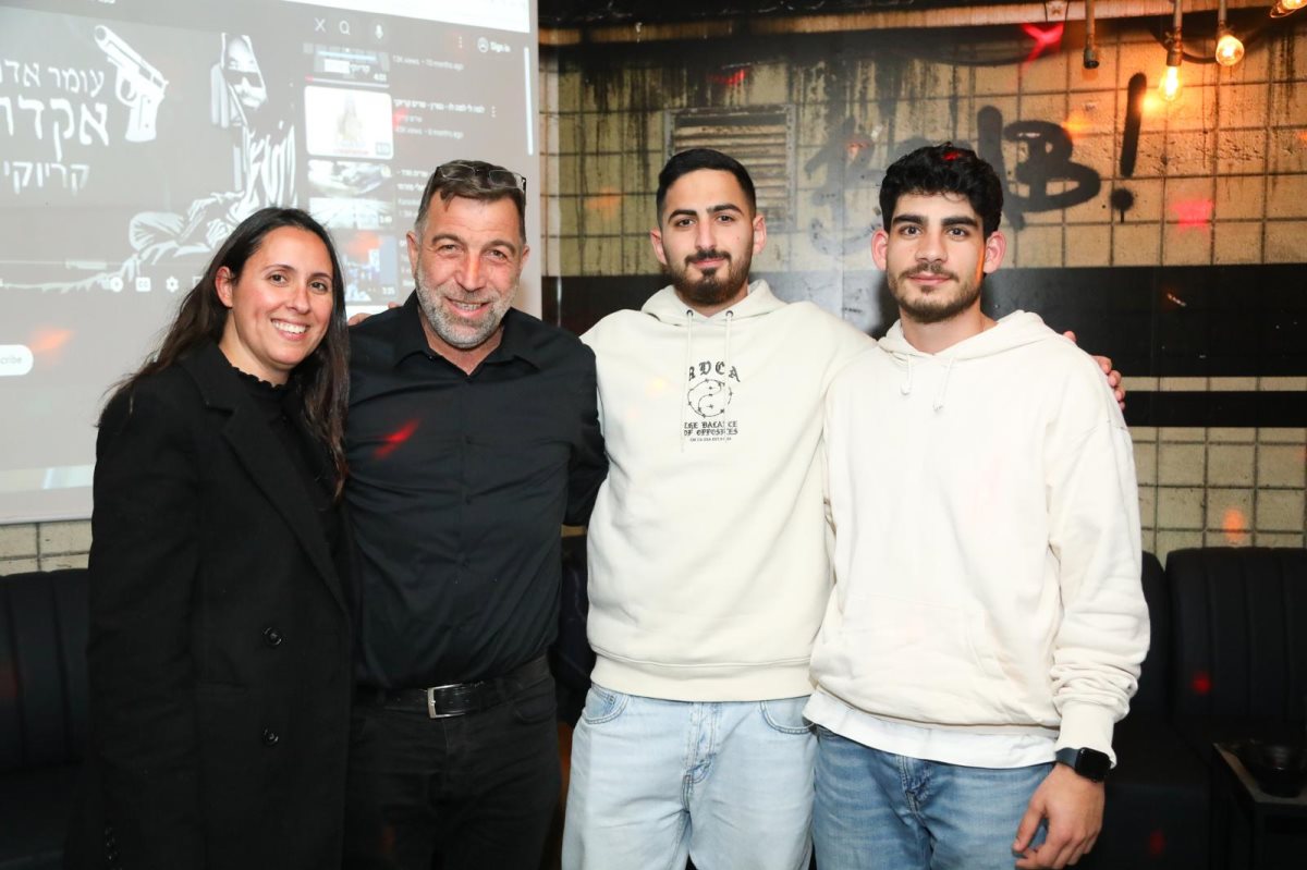 עוז דוידיאן עם מתן, מדר ושליו. צילום: שרה בן אפרים