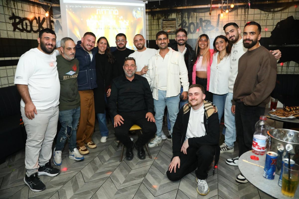 עוז דוידיאן עם הניצולים. צילום: שרה בן אפרים