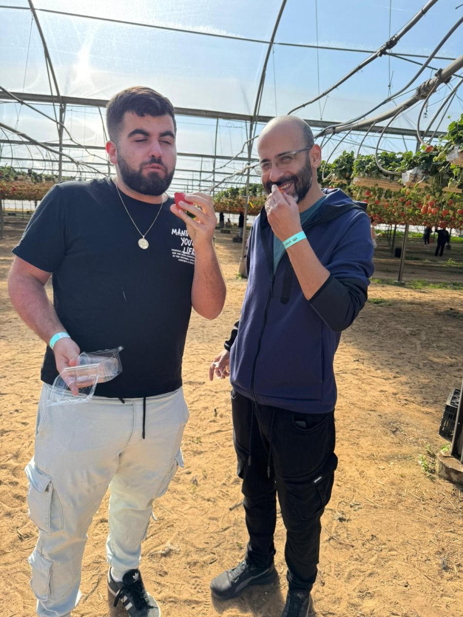 אליאב אבקסיס ז"ל והחבר בקטיף תותים לפני התאונה. צילום: פרטי