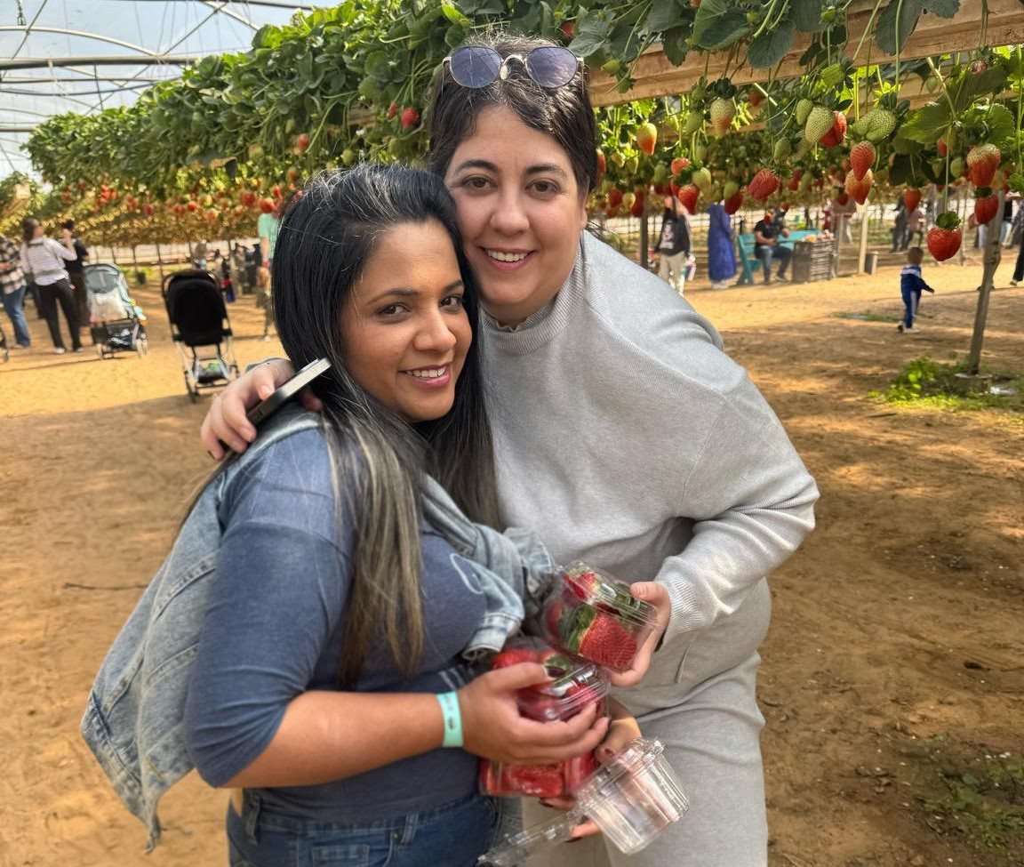 שחף דנינו ז"ל עם החברה נוי בקטיף תותים לפני התאונה. צילום: פרטי