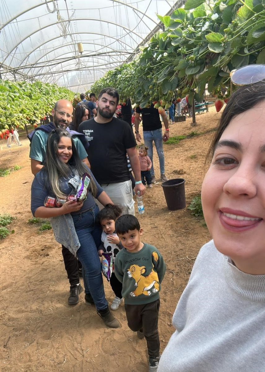 אליאב ושחף ז"ל בקטיף תותים לפני התאונה עם החברים. צילום: פרטי