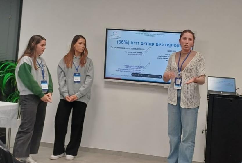 רביד אטד וחלק מהצוות מציגים את הפתרון. קרדיט - יח''צ בנתיבי אודי