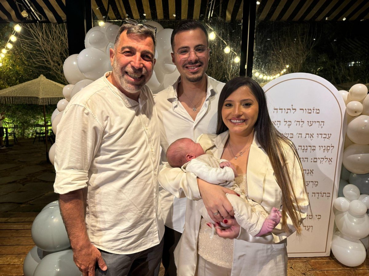 עוז דוידיאן עם המשפחה והתינוק על שמו