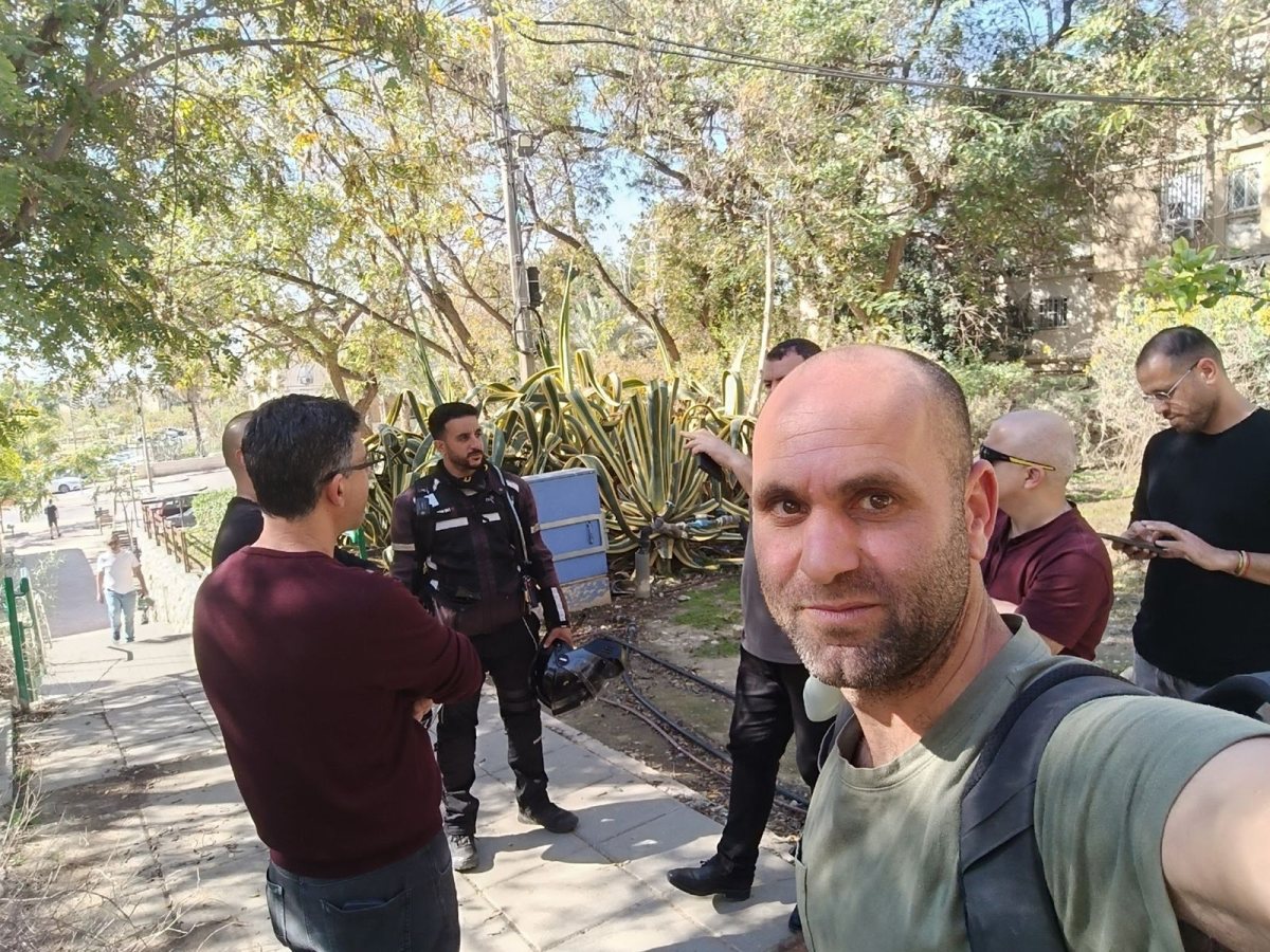 תושבי השכונה יחד עם גורמי הביטחון. קרדיט: בן מורג